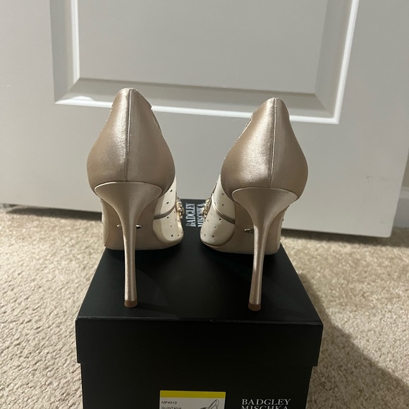 badgley mischka quintana crystal embellished pump